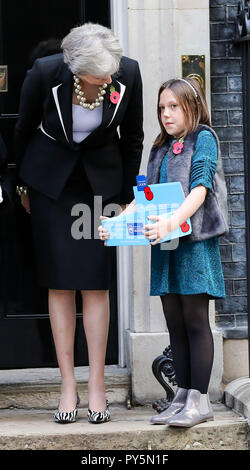 Downing Street, London, UK 25 Oct 2108 - Le Premier ministre Theresa mai et 9 ans Poppy Railton (g à d) sur les mesures de No 10 Downing Street pendant le lancement de l'Appel 2018 nationale du Coquelicot. Credit : Dinendra Haria/Alamy Live News Banque D'Images