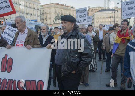 Madrid, Madrid, Espagne. 25 octobre, 2018. Les protestataires sont vues tenant une banderole et des pancartes pendant la manifestation.Manifestation contre la dictature de Francisco Franco espagnol ex demeure et son sépulcre, pour être placé dans la cathédrale d'Almudena, dans le centre de Madrid Crédit : Alberto Sibaja SOPA/Images/ZUMA/Alamy Fil Live News Banque D'Images