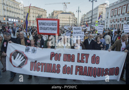 Madrid, Madrid, Espagne. 25 octobre, 2018. Les protestataires sont vues tenant une banderole et des pancartes pendant la manifestation.Manifestation contre la dictature de Francisco Franco espagnol ex demeure et son sépulcre, pour être placé dans la cathédrale d'Almudena, dans le centre de Madrid Crédit : Alberto Sibaja SOPA/Images/ZUMA/Alamy Fil Live News Banque D'Images