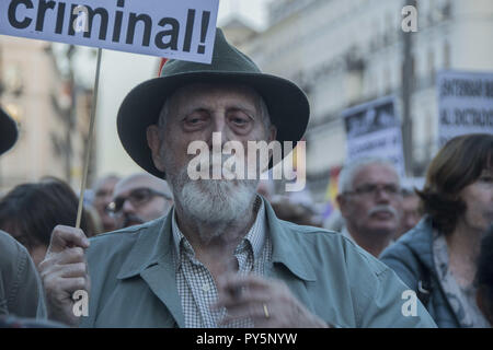 Madrid, Madrid, Espagne. 25 octobre, 2018. Un manifestant est vu holding a placard pendant la manifestation.Manifestation contre la dictature de Francisco Franco espagnol ex demeure et son sépulcre, pour être placé dans la cathédrale d'Almudena, dans le centre de Madrid Crédit : Alberto Sibaja SOPA/Images/ZUMA/Alamy Fil Live News Banque D'Images