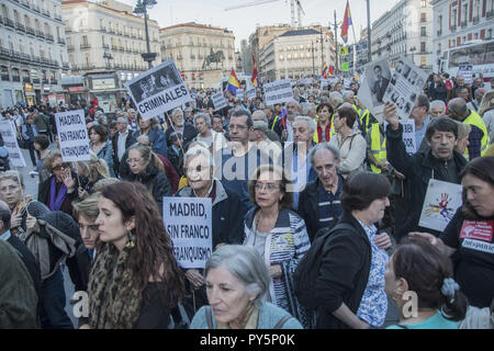 Madrid, Madrid, Espagne. 25 octobre, 2018. Les protestataires sont vu la tenue des pancartes pendant la manifestation.Manifestation contre la dictature de Francisco Franco espagnol ex demeure et son sépulcre, pour être placé dans la cathédrale d'Almudena, dans le centre de Madrid Crédit : Alberto Sibaja SOPA/Images/ZUMA/Alamy Fil Live News Banque D'Images