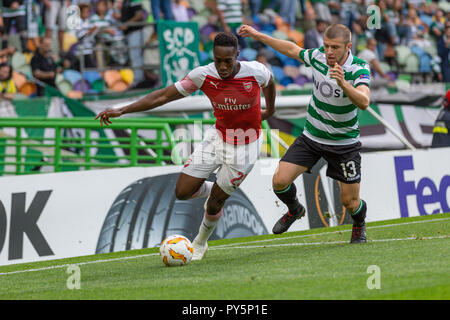 Lisbonne, Portugal. Le 25 octobre 2018. Lisbonne, Portugal. Avant d'Arsenal d'Angleterre Danny Welbeck (23) et du défenseur du sport Macédoine Stefan Ristovski (13) en action au cours de la partie de l'UEFA Europa League, groupe E, Sporting CP contre Arsenal FC Crédit : Alexandre Sousa/Alamy Live News Banque D'Images