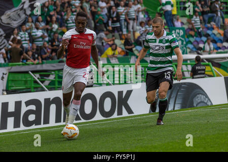 Lisbonne, Portugal. Le 25 octobre 2018. Lisbonne, Portugal. Avant d'Arsenal d'Angleterre Danny Welbeck (23) et du défenseur du sport Macédoine Stefan Ristovski (13) en action au cours de la partie de l'UEFA Europa League, groupe E, Sporting CP contre Arsenal FC Crédit : Alexandre Sousa/Alamy Live News Banque D'Images