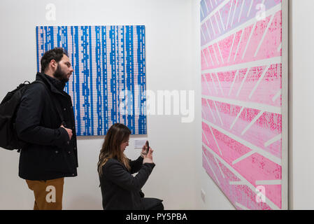 Londres, Royaume-Uni. 25 octobre 2018. Les visiteurs vue (L à R) 'Metropolis Bleu Orange', 2018, et 'Panthéon', 2012, à la fois par Colin McCallum. Aperçu de 'metropolis', une exposition de peintures récentes de l'artiste Colin McCallum en levier Gallery. Le spectacle s'exécute 26 octobre au 10 novembre 2018. Crédit : Stephen Chung / Alamy Live News Banque D'Images