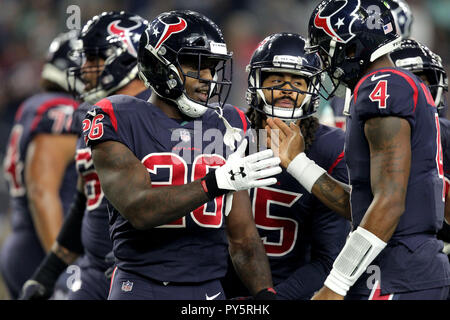 Houston, Texas, USA. 25 octobre, 2018. Running back des Houston Texans Lamar Miller (26) est félicité par quarterback Deshaun Watson (4, à droite) après avoir marqué un touché au cours du premier trimestre de la saison régulière de la NFL entre le jeu et Houston Texans Dolphins de Miami à NRG Stadium de Houston, TX, le 25 octobre 2018. Crédit : Erik Williams/ZUMA/Alamy Fil Live News Banque D'Images