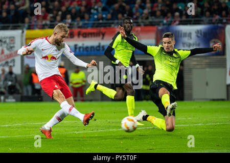 Leipzig, Allemagne. 25 octobre, 2018. Konrad de Leipzig Laimer (L) prend une photo lors d'un troisième match dans le groupe B de l'UEFA Europa League entre le RB Leipzig de l'Allemagne et de l'Ecosse Celtic FC, à Leipzig, en Allemagne, le 25 octobre 2018. Leipzig a gagné 2-0. Crédit : Kevin Voigt/Xinhua/Alamy Live News Banque D'Images