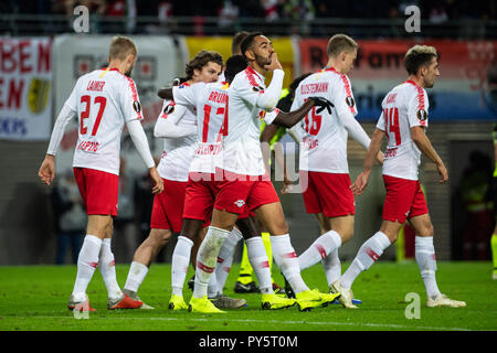 Leipzig, Allemagne. 25 octobre, 2018. Matheus de Leipzig Cunha (3e R) célèbre son troisième tour de notation lors d'un match dans le groupe B de l'UEFA Europa League entre le RB Leipzig de l'Allemagne et de l'Ecosse Celtic FC, à Leipzig, en Allemagne, le 25 octobre 2018. Leipzig a gagné 2-0. Crédit : Kevin Voigt/Xinhua/Alamy Live News Banque D'Images