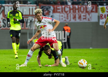 Leipzig, Allemagne. 25 octobre, 2018. Leipzig's Kevin Kampl (Haut) rivalise avec Cristian Gamboa du Celtic lors d'un troisième match dans le groupe B de l'UEFA Europa League entre le RB Leipzig de l'Allemagne et de l'Ecosse Celtic FC, à Leipzig, en Allemagne, le 25 octobre 2018. Leipzig a gagné 2-0. Crédit : Kevin Voigt/Xinhua/Alamy Live News Banque D'Images