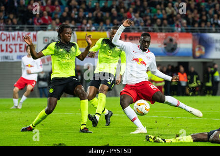 Leipzig, Allemagne. 25 octobre, 2018. Leipzig Jean-Kevin Augustin (R) prend une photo lors d'un troisième match dans le groupe B de l'UEFA Europa League entre le RB Leipzig de l'Allemagne et de l'Ecosse Celtic FC, à Leipzig, en Allemagne, le 25 octobre 2018. Leipzig a gagné 2-0. Crédit : Kevin Voigt/Xinhua/Alamy Live News Banque D'Images