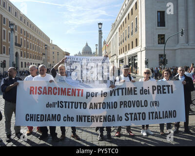 Rom, Italie. 06Th Oct, 2018. Le jour de l'ouverture du Synode des Évêques, les victimes d'abus et leurs proches se sont réunis au Vatican, non loin de la Place Saint Pierre à Rome et a exigé la justice et la réparation. (Dpa ''île de bonheur pour les prêtres pédophiles'' du 25.10.2018) Crédit : Lena Klimkeit/dpa/Alamy Live News Banque D'Images