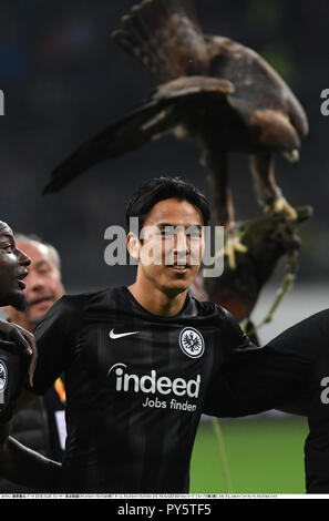 Makoto Hasebe de Francfort célèbre avec ses coéquipiers comme la mascotte de Francfort golden eagle Attila est vu derrière lui après l'UEFA Europa League Groupe H match entre l'Eintracht Francfort 2-0 Apollon Limassol au Commerzbank-Arena à Francfort am Main, Allemagne, 25 octobre 2018. Credit : Takamoto Tokuhara/AFLO/Alamy Live News Banque D'Images