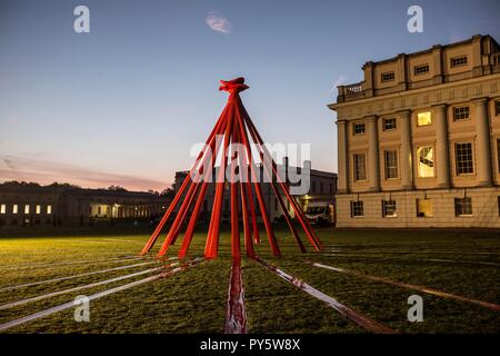 Appel de pavot Lancement national en 2018. L'installation de pavot de six mètres de haut commémore la première guerre mondiale dans le domaine du Maritime Museum, Greenwich Banque D'Images