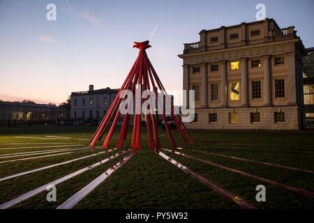 Londres, Royaume-Uni. 25 octobre, 2018. Greenwich, le sud-est de Londres, au lancement national de l'appel de pavot en 2018. Un coquelicot de six mètres de haut l'installation fait le point de convergence de nombreux fils de discussion avec des messages de la génération de la Première Guerre mondiale. Crédit : Jeff Gilbert/Alamy Live News Banque D'Images