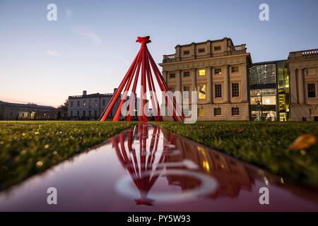 Londres, Royaume-Uni. 25 octobre, 2018. Greenwich, le sud-est de Londres, au lancement national de l'appel de pavot en 2018. Un coquelicot de six mètres de haut l'installation fait le point de convergence de nombreux fils de discussion avec des messages de la génération de la Première Guerre mondiale. Crédit : Jeff Gilbert/Alamy Live News Banque D'Images