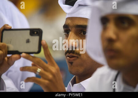 Doha, Qatar. 25 octobre, 2018. Fans du Qatar réagir à high bar dans le premier jour de compétition préliminaire tenue à l'Aspire Dome de Doha, au Qatar. Credit : Amy Sanderson/ZUMA/Alamy Fil Live News Banque D'Images