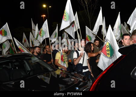 Lisbonne, Portugal. 25 octobre, 2018. Les policiers portugais dans le centre-ville de mars à Lisbonne parlement pour protester contre les mauvaises conditions de travail et de la demande l'augmentation de leur bonus, à Lisbonne, Portugal, le 25 octobre 2018. Credit : Zhang Yadong/Xinhua/Alamy Live News Banque D'Images