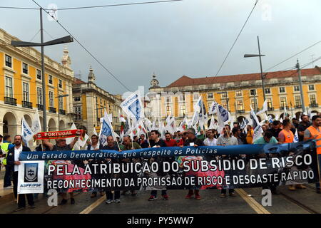 Lisbonne, Portugal. 25 octobre, 2018. Les policiers portugais dans le centre-ville de mars à Lisbonne parlement pour protester contre les mauvaises conditions de travail et de la demande l'augmentation de leur bonus, à Lisbonne, Portugal, le 25 octobre 2018. Credit : Zhang Yadong/Xinhua/Alamy Live News Banque D'Images