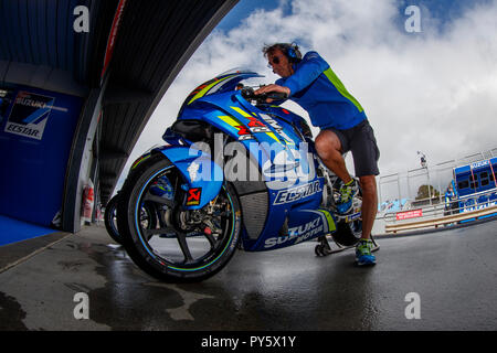 Melbourne, Australie. Vendredi, 26 octobre, 2018. Phillip Island, Australie. Mécanicien d'Ecstar Suzuki ATeam chauffe Alex rider moto MotoGP rin avant le début de la pratique libre vendredi. Credit : Russell Hunter/Alamy Live News Banque D'Images