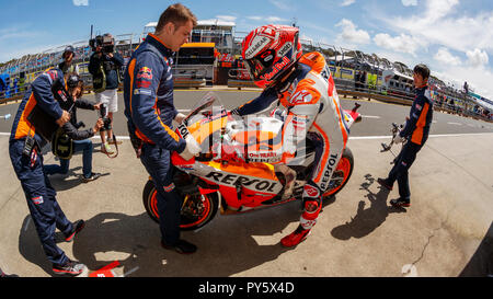 Melbourne, Australie. Vendredi, 26 octobre, 2018. Phillip Island, Australie. Les Essais libres 1. Dani Pedrosa (Repsol Honda MotoGP) revient à son stand fort lors des essais libres session 1. Credit : Russell Hunter/Alamy Live News Banque D'Images