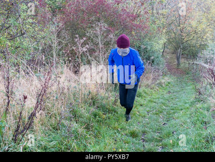 Billingham, Angleterre du Nord-Est, Royaume-Uni. 26 octobre 2018. Météo : un jogger braves tôt le matin froid en Billingham, près de la côte nord-est, en tant que force de coup de vent du nord soufflant vers le bas à partir de l'Arctique commence à remplir, ce qui porte l'hiver gratuites et bitingly températures froides pour une grande partie de l'UK le vendredi et samedi. Credit : ALAN DAWSON/Alamy Live News Banque D'Images