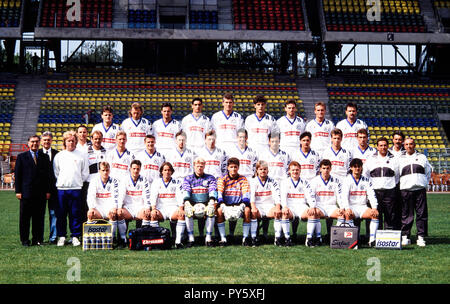 Photo de l'équipe, de l'équipe photo, photo d'équipe KSC 93/94. Rangée arrière de gauche à droite : Heiko Bonan, Wolfgang Rolff, Edgar Schwitht Acursio, Angelo, Burkhard, Slaven Bilic Reich, Jens Nowotny, Manfred Bender, Michael Wittwer. withte de gauche à droite le Président Roland Schmider, gestionnaire Carl-Heinz Ruehl, entraîneur Winfried Schaefer, médecin de l'équipe Dr. med. Heinz Loehr, Co-entraîneur Edmund Becker, Christian Flindt, Markus Baehr, Eberhard Carl, Valery Shmarov, Karl-Heinz Lutz, pero en Scoric, Dirk Klinge, Matthias Fritz, Peter Neustaedter, masseuse Guenther Kroth, co-entraîneur Rainer Ulrich, Zeukwart «eppl Klimesch Josef'. Rainer Kri Banque D'Images