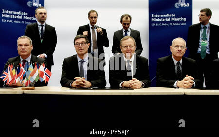 25 Octobre 2018 : Marid, Walther Pelzer (l-r avant), membre de la Direction de DLR de la gestion de l'espace, Mauro Dell'Ambrogio, Secrétaire d'Etat à l'éducation, la recherche et l'Innovation de la Suisse, Johann-Dietrich Wörner, directeur général de l'Agence spatiale européenne (ESA), et Jean-Yves Le Gall (r), Président de la Fédération internationale de Austronautical, assistera à une réunion ministérielle de l'Agence spatiale européenne ESA à la Centre européen d'astronomie spatiale (ESAC) en Villanueva de la Cañada, près de Madrid. La réunion ministérielle de l'ESA prépare le Conseil d'être tenue en novembre 2019. Pho Banque D'Images