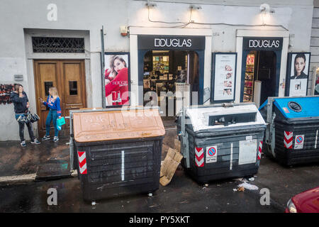 Rome, Italie. 06Th Oct, 2018. Les gens sont debout devant une succursale de la chaîne de vente au détail et de parfumerie A 'hot rod'. L'agence de notation Standard & Poor's publie son évaluation pour l'Italie le 26 octobre 2018. Credit : Fernando Gutierrez-Juarez Zentralbild-/dpa/dpa/Alamy Live News Banque D'Images