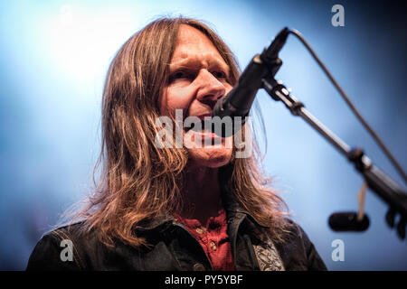 Norvège, Oslo - 25 octobre, 2018. Le groupe de rock sudiste américain Blackberry Smoke exécute live concert à Sentrum Scene à Oslo. Ici chanteur et guitariste Charlie Starr est vu sur scène. (Photo crédit : Gonzales Photo - Terje Dokken). Gonzales : Crédit Photo/Alamy Live News Banque D'Images