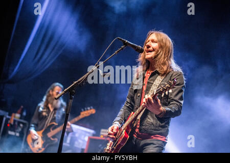 Norvège, Oslo - 25 octobre, 2018. Le groupe de rock sudiste américain Blackberry Smoke exécute live concert à Sentrum Scene à Oslo. Ici chanteur et guitariste Charlie Starr est vu sur scène. (Photo crédit : Gonzales Photo - Terje Dokken). Gonzales : Crédit Photo/Alamy Live News Banque D'Images