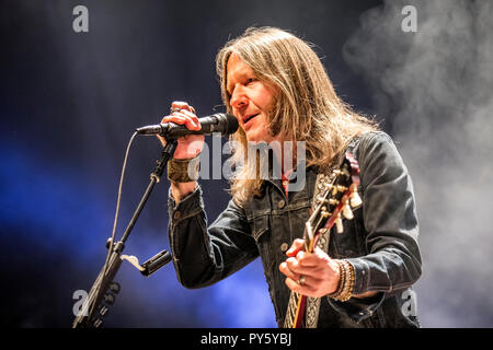 Norvège, Oslo - 25 octobre, 2018. Le groupe de rock sudiste américain Blackberry Smoke exécute live concert à Sentrum Scene à Oslo. Ici chanteur et guitariste Charlie Starr est vu sur scène. (Photo crédit : Gonzales Photo - Terje Dokken). Gonzales : Crédit Photo/Alamy Live News Banque D'Images