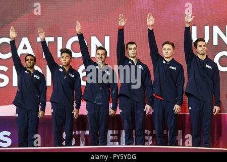 Doha, Qatar. 26Th Oct, 2018. L'équipe des Etats-Unis, AKASH MODI, YUL MOLDAUER, SAM MIKULAK, COLIN VANWICKLEN, ALLEN BOWER, et Alec YODER vague à la foule au cours de la deuxième journée de compétition préliminaire tenue à l'Aspire Dome de Doha, au Qatar. Credit : Amy Sanderson/ZUMA/Alamy Fil Live News Banque D'Images