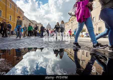 Rome, Italie. 06Th Oct, 2018. Les gens marchent le long de la Via della Conciliazione à Rome. La Basilique St Pierre peut être vu dans l'arrière-plan. L'agence de notation Standard & Poor's publie son évaluation pour l'Italie le 26 octobre 2018. Credit : Fernando Gutierrez-Juarez Zentralbild-/dpa/dpa/Alamy Live News Banque D'Images