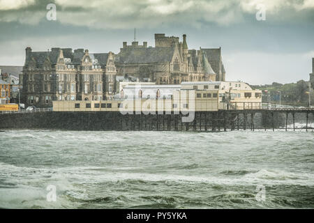 Pays de Galles Aberystwyth UK, vendredi 26 octobre 2018. Météo France : glacial vent du nord , apportant la pluie et hailstines, soufflent au-dessus de la jetée de Aberystwyth sur la côte ouest de la Baie de Cardigan au Pays de Galles que le temps tourne décidément à l'hiver crédit photo Keith Morris / Alamy Live News Banque D'Images