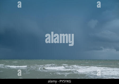 Pays de Galles Aberystwyth UK, vendredi 26 octobre 2018. Météo France : glacial vent du nord soufflent au-dessus de Aberystwyth, sur la côte ouest de la Baie de Cardigan au Pays de Galles que le temps tourne décidément à l'hiver crédit photo Keith Morris / Alamy Live News Banque D'Images