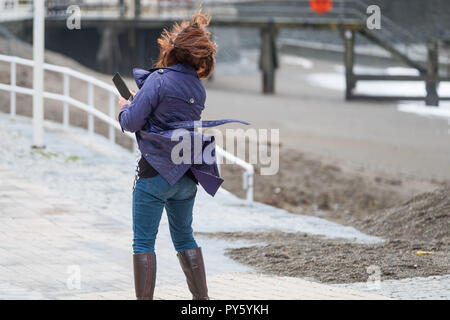 Pays de Galles Aberystwyth UK, vendredi 26 octobre 2018. Météo France : la lutte est de marcher comme un froid glacial vent du nord soufflent au-dessus de Aberystwyth, sur la côte ouest de la Baie de Cardigan au Pays de Galles que le temps tourne décidément à l'hiver crédit photo Keith Morris / Alamy Live News Banque D'Images