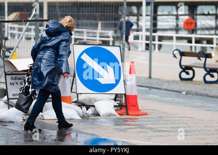 Pays de Galles Aberystwyth UK, vendredi 26 octobre 2018. Météo France : la lutte est de marcher comme un froid glacial vent du nord soufflent au-dessus de Aberystwyth, sur la côte ouest de la Baie de Cardigan au Pays de Galles que le temps tourne décidément à l'hiver crédit photo Keith Morris / Alamy Live News Banque D'Images