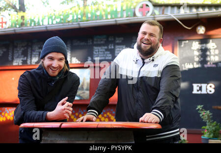 24 octobre 2018, Mecklembourg-Poméranie-Occidentale, Rostock : Christoph vente (l) et Jan 'Monchi' Gorkow la bande de Feine. Fischfillet Sahne (Dpa-Korr 'Temps pour les paniers de cadeau : La bande des Fischfillet Sahne Feine à partir de 26.10.2018) Photo : Danny Gohlke/dpa Banque D'Images