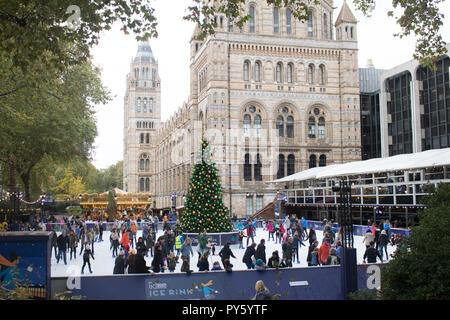London UK. 26 octobre 2018. Les patineurs s'élancent sur la glace à l'Histoary patinoire naturelle du musée qui s'ouvre au public : Crédit amer ghazzal/Alamy Live News Banque D'Images