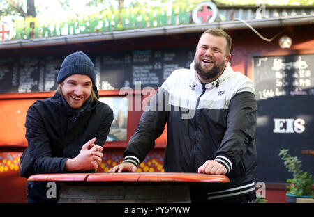 24 octobre 2018, Mecklembourg-Poméranie-Occidentale, Rostock : Christoph vente (l) et Jan 'Monchi' Gorkow la bande de Feine. Fischfillet Sahne (Dpa-Korr 'Temps pour les paniers de cadeau : La bande des Fischfillet Sahne Feine à partir de 26.10.2018) Photo : Danny Gohlke/dpa Banque D'Images