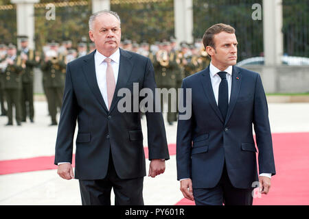 Bratislava, Slovaquie. 26Th Oct, 2018. Bratislava, Slovaquie. 26 octobre, 2018. Le Président de la Slovaquie Andrej Kiska (à gauche) s'est félicité le président français Emmanuel Macron (droite) de Bratislava, Slovaquie, le 26 octobre 2018. Macron a visité la Slovaquie à l'occasion du 100e anniversaire de la Tchécoslovaquie. Crédit : Martin/Mikula CTK Photo/Alamy Live News Banque D'Images