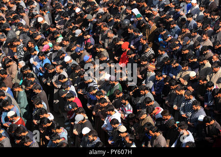 Bijbehara, Jammu-et-Cachemire. 26Th Oct, 2018. Les gens offrent des prières funéraires pour un rebelle Sahir Ahmad dans Arwani Bijbehara quelque 50 kilomètres de Srinagar, la capitale d'été du Cachemire sous contrôle indien le 26 octobre 2018.Sahir a été tué avec d'autres rebelles au cours d'une bataille d'armes dans la zone sud de Arwani cachemire. Huit rebelles et deux soldats de l'armée indienne ont été tués dans des combats à armes à feu entre les rebelles et les forces gouvernementales dans la vallée du Cachemire depuis hier. Credit : Faisal Khan/ZUMA/Alamy Fil Live News Banque D'Images