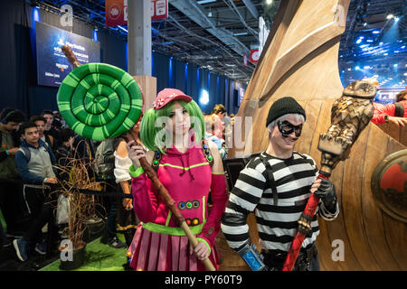 Paris, France. 26 octobre 2018. Fortinte cosplayeurs pendant le jour de l'ouverture de la Paris Games Week. L'exposition est ouverte du 26 au 29 octobre. © David Bertho / Alamy Live News Banque D'Images