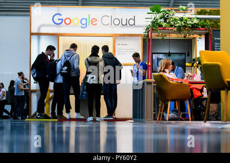 Munich, Allemagne. 26Th Oct, 2018. À la 32e Medientage Munich, les visiteurs pourront voir Google sur un stand sur le parc des expositions. Credit : Matthias Balk/dpa/Alamy Live News Banque D'Images
