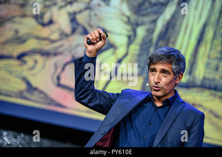 Munich, Allemagne. 26Th Oct, 2018. Ranga Yogeshwar, journaliste scientifique, physicien et animateur, vous donnera un discours sur "l'homme et de la machine - programmes de l'OMS qui ?" à la 32e MEDIENTAGE MÜNCHEN. Credit : Matthias Balk/dpa/Alamy Live News Banque D'Images