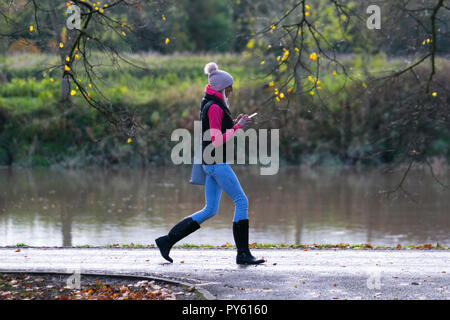 Joggeurs au parc Avenham, bordé par le Ribble, rivière lente.Les routes du réseau 6 et 62 avec des avenues bordées d'arbres traversent le parc et il y a des kilomètres de sentiers de course bien garnis et de jogging au bord de la rivière, fitness, coureur, exercice, sport,santé, style de vie, entraînement, athlète, course,forme, personnes, entraînement, actif, jeune,jogging, femme, femme jogger, personne, athlétique,routes en plein air le long des rives de la rivière. Banque D'Images