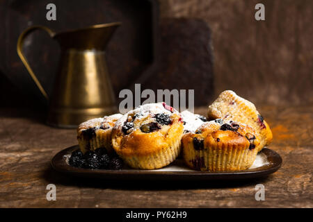 Muffins aux petits fruits dans un environnement rustique Banque D'Images