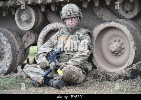 Royal Army Veterinary Corps de Chien Secteur Beth Johnson, 19 ans, de London au cours d'une démonstration de combat terrestre présentant des femmes dans les postes de commandement à Copehill Village en bas dans la plaine de Salisbury, Wiltshire. Le Secrétaire à la défense, Gavin Williamson a annoncé que tous les rôles de l'armée sont désormais ouverts aux femmes. Banque D'Images