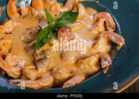 Cocktail de crevettes sauce avec les feuilles de basilic Banque D'Images