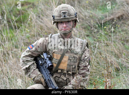 Royal Army Veterinary Corps de Chien Secteur Beth Johnson, 19 ans, de London au cours d'une démonstration de combat terrestre présentant des femmes dans les postes de commandement à Copehill Village en bas dans la plaine de Salisbury, Wiltshire. Le Secrétaire à la défense, Gavin Williamson a annoncé que tous les rôles de l'armée sont désormais ouverts aux femmes. Banque D'Images