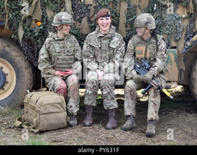 (De gauche à droite) Royal Army Medical flics medic Caporal Vicky Helsby, 29 ans, de Runcorn, Wessex Royale Yeomanry Tank Lance Caporal réserviste tireur Cat Dixon, 28, à partir de Swindon et Royal Army Veterinary Corps de Chien Secteur Beth Johnson, 19 ans, de Bridgwater, lors d'une démonstration de combat terrestre présentant des femmes dans les postes de commandement à Copehill Village en bas dans la plaine de Salisbury, Wiltshire. Le Secrétaire à la défense, Gavin Williamson a annoncé que tous les rôles de l'armée sont désormais ouverts aux femmes. Banque D'Images